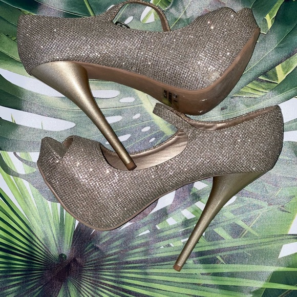 🌸Quipid Light gold heels platform.🌸 - Picture 4 of 7